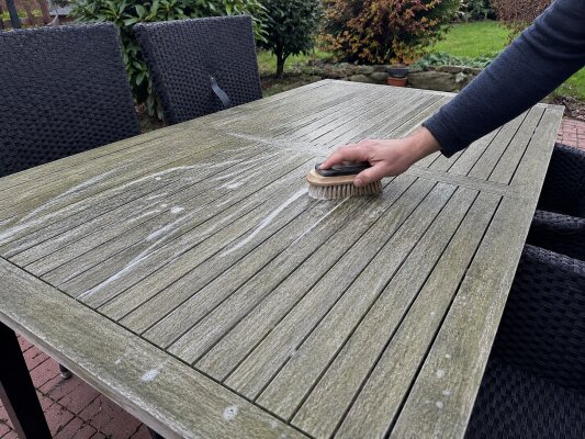 Gartenmöbel aus Holz richtig reinigen: Grünbelag, Vergrauung und Flecken entfernen - DIY &amp; Ratgeber: Gartenmöbel aus Holz richtig von Grünbelag, Vergrauung und Flecken befreien