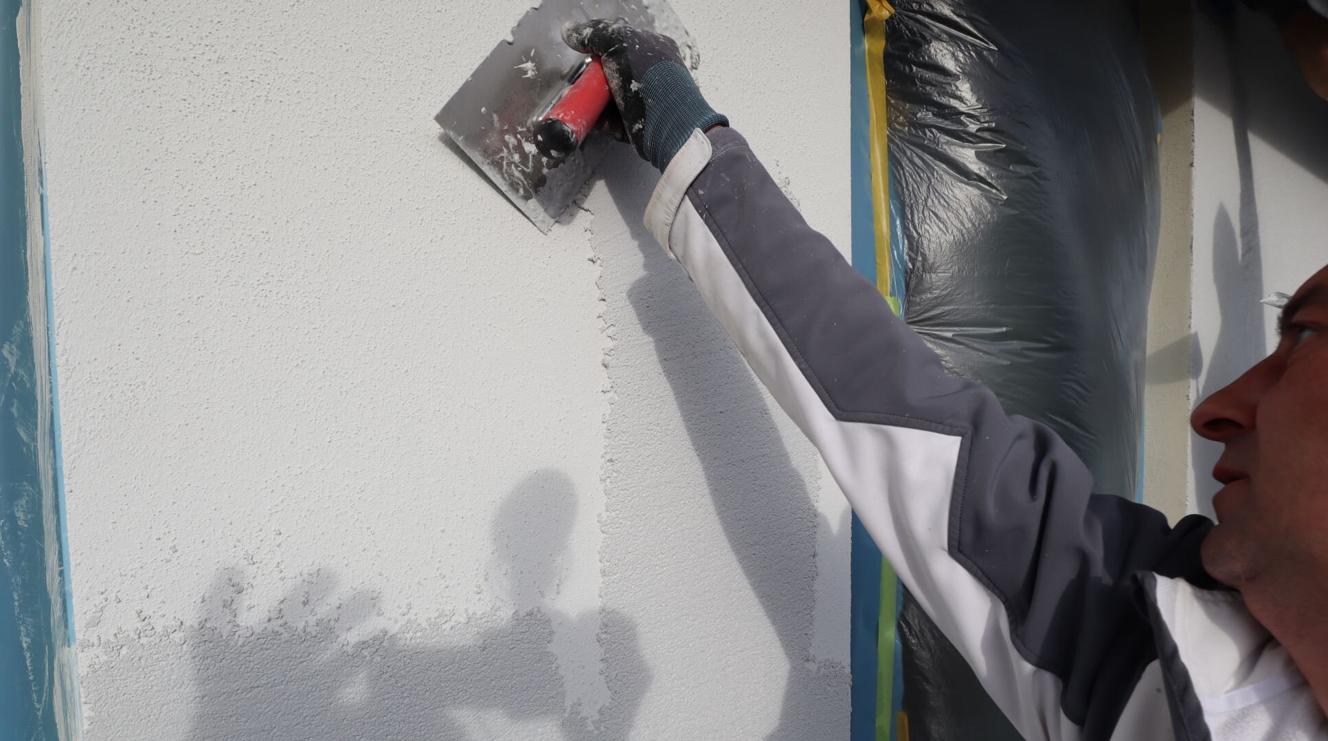 Kratzputz auf Fassade auftragen