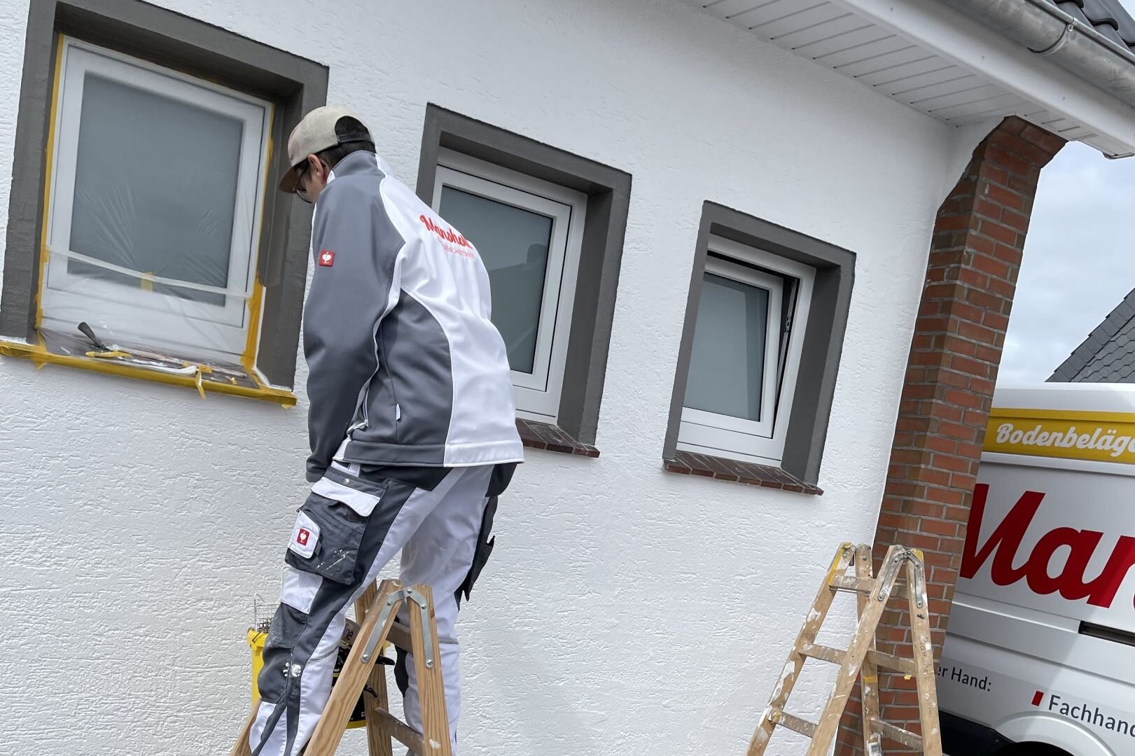 Mansholt streicht eine Fassade